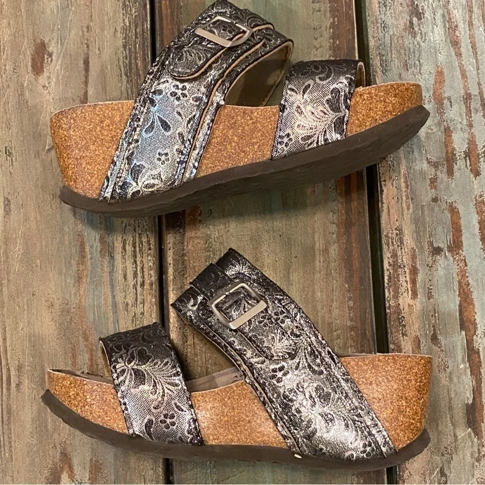 MUK LUKS Women's Emery Wedge Platform Cork Sandals Silver Tapestry Sz 6 Shoes